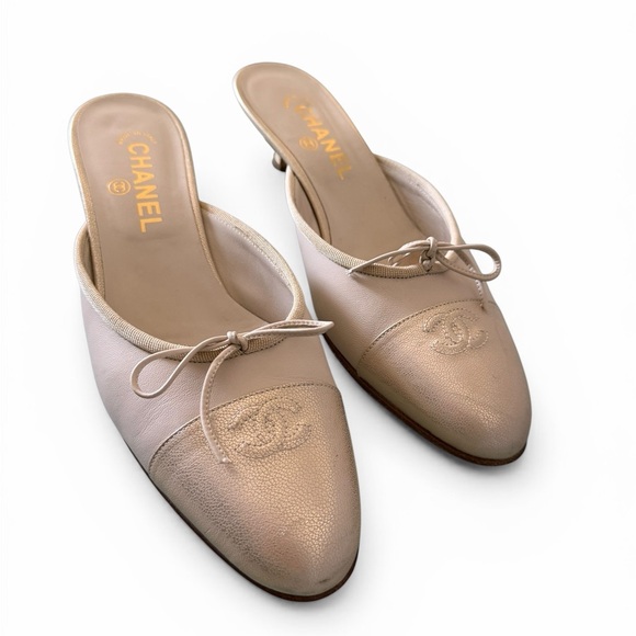 CHANEL Beige & Pink Leather Bow Mules with CC Medallion